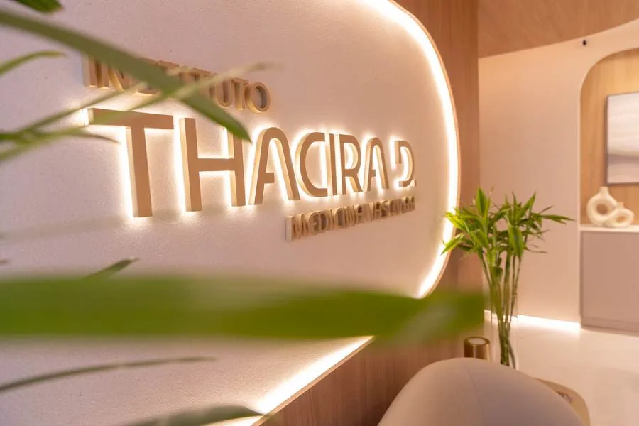 Painel iluminado com o nome do Instituto Thacira Dantas na recepção